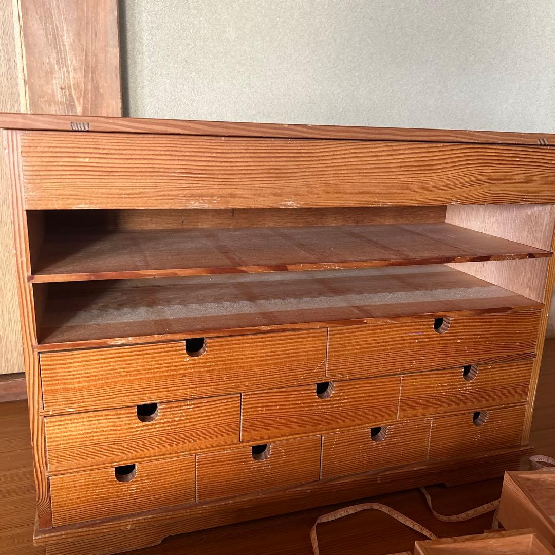 引き出しがたくさんの収納箱　木製