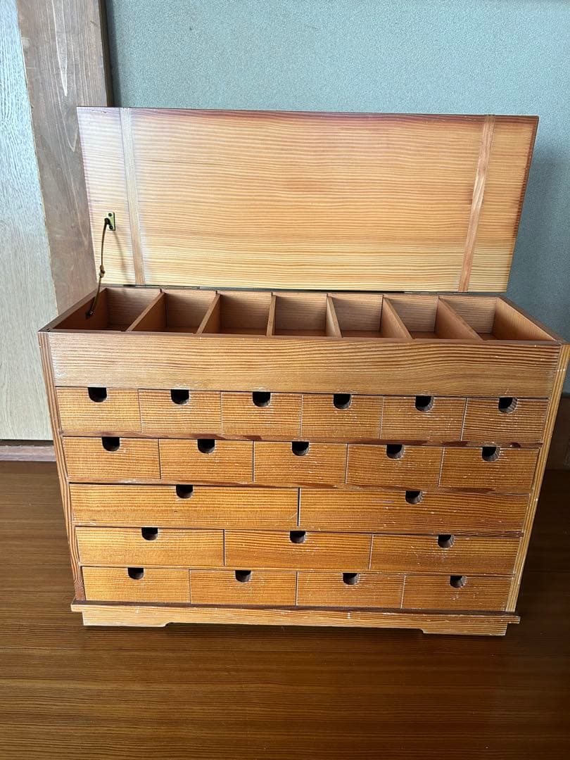 引き出しがたくさんの収納箱　木製