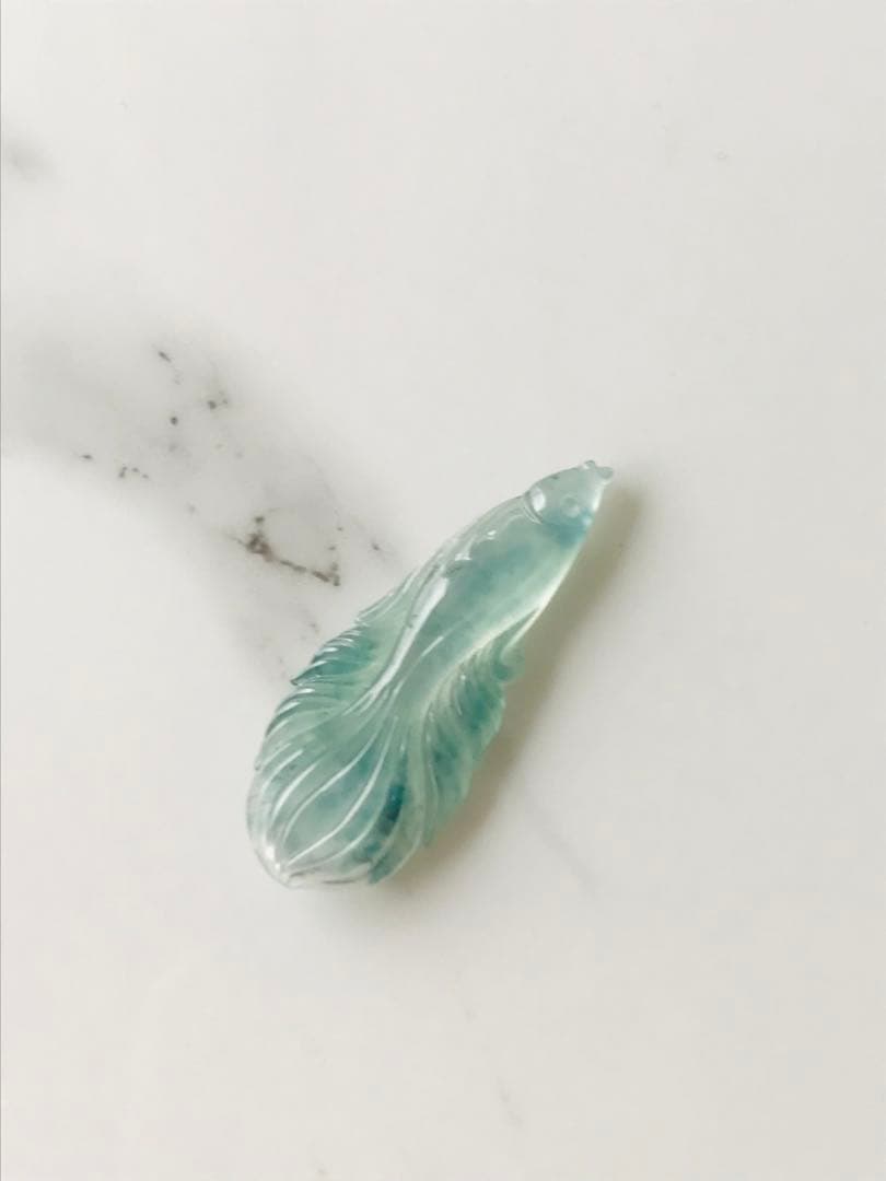 【P1580-001】翡翠　ペンダントトップ　ミャンマー産　フィッシュ　紐付き