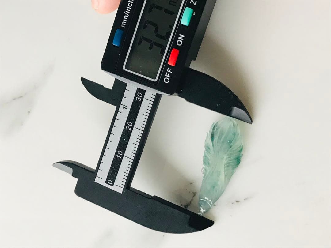 【P1580-001】翡翠　ペンダントトップ　ミャンマー産　フィッシュ　紐付き