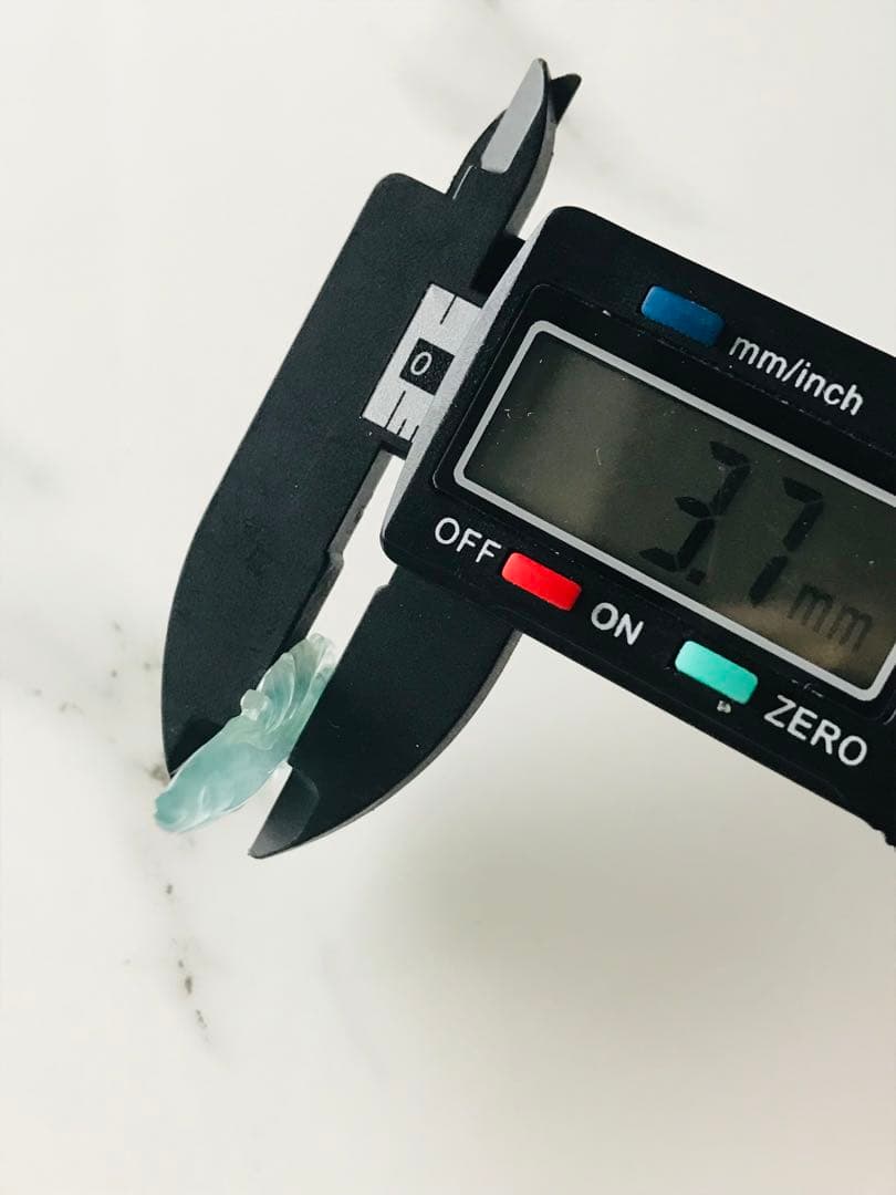 【P1580-001】翡翠　ペンダントトップ　ミャンマー産　フィッシュ　紐付き