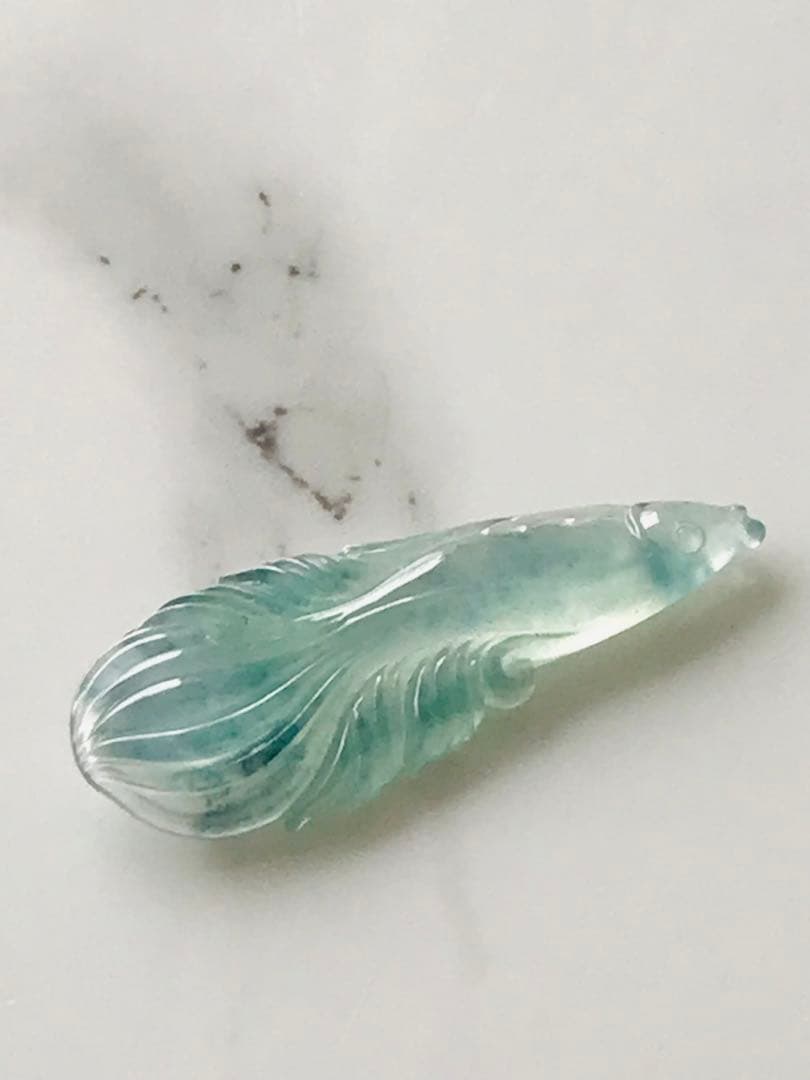 【P1580-001】翡翠　ペンダントトップ　ミャンマー産　フィッシュ　紐付き