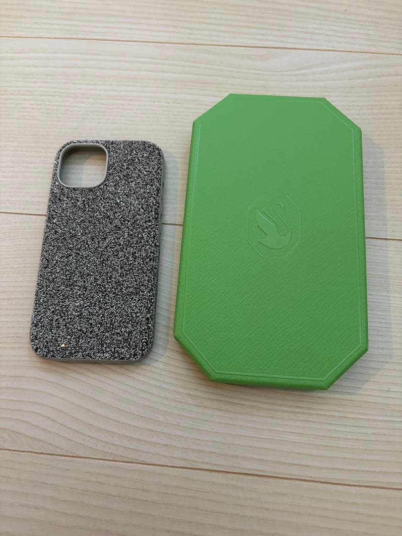 SWAROVSKI iPhone15ケース　シルバー系