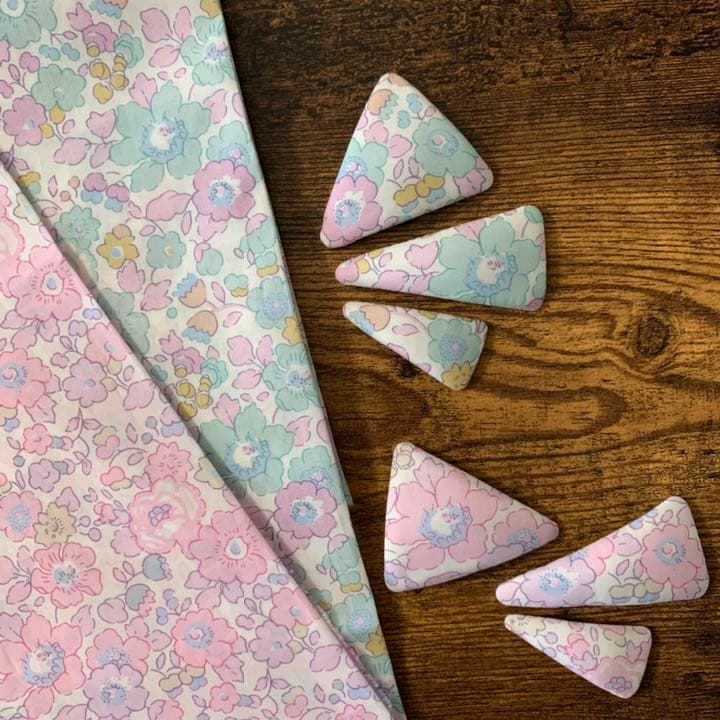 【125】リバティプリント使用 ハンドメイド 三角パッチンピン　ヘアピン　2個