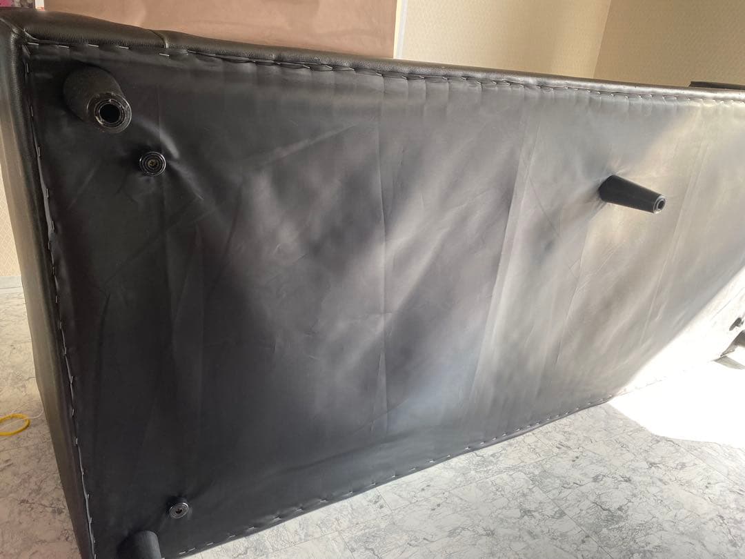 グレーと黒のL字型ソファ