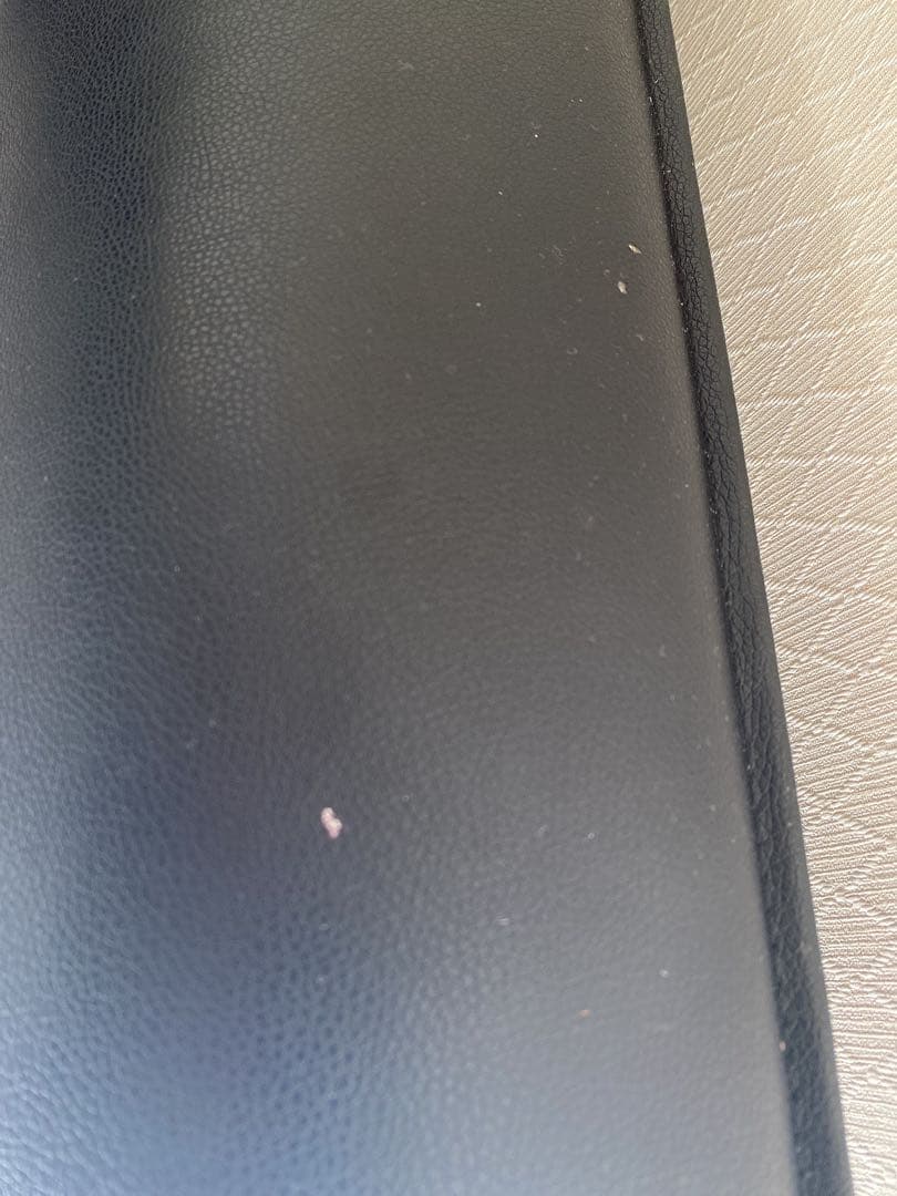 グレーと黒のL字型ソファ