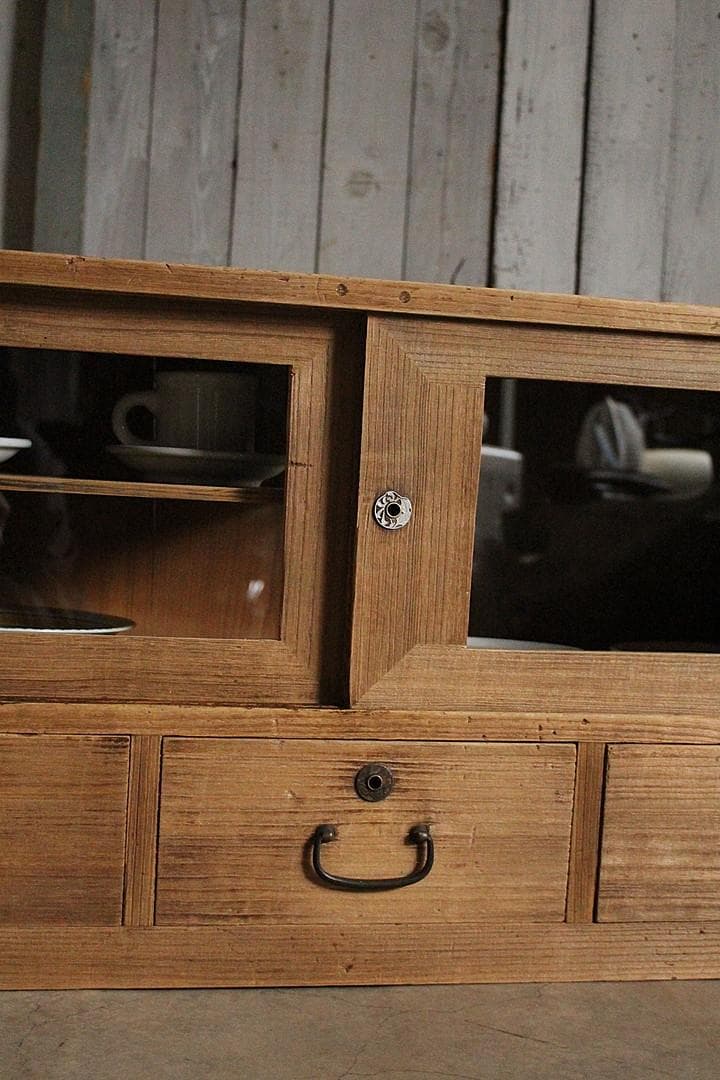 味のある古いガラス戸棚×木製小引き出し3杯　食器棚　収納　古家具　古民家