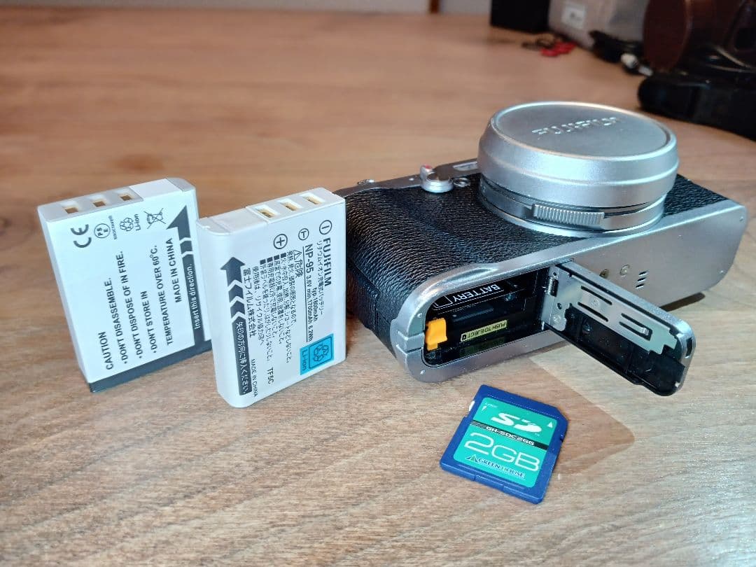 【純正本革カメラケースを含む5特典付き】FUJIFILM X100【返金保証付】