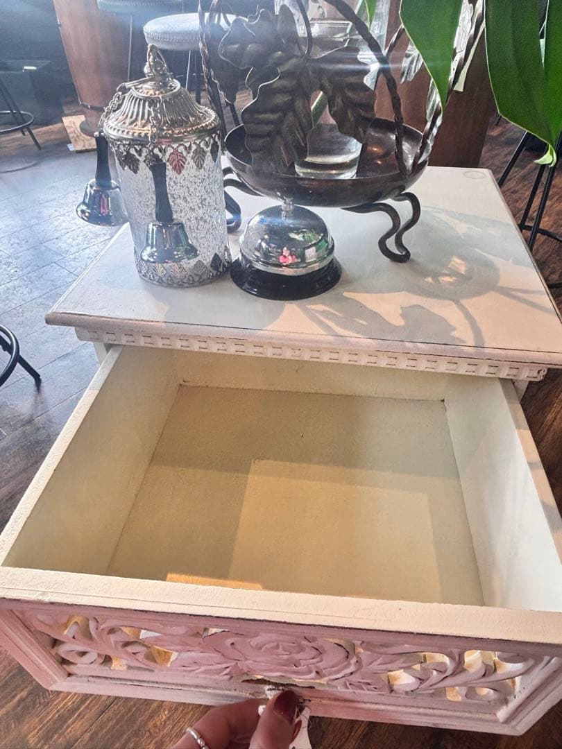 ホワイト彫刻チェスト 引き出し2つ