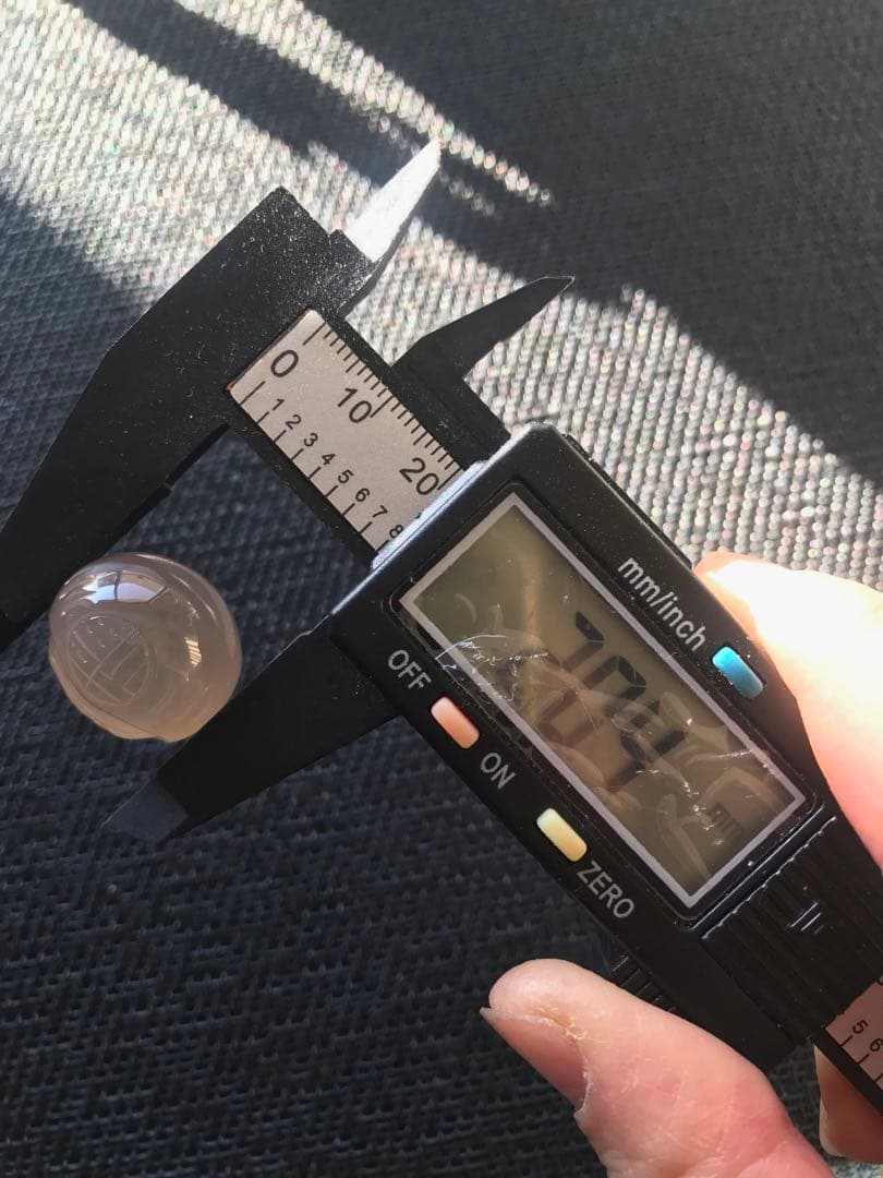 ゴビ石−1438 ゴビ瑪瑙　彫刻　『だるまさん』