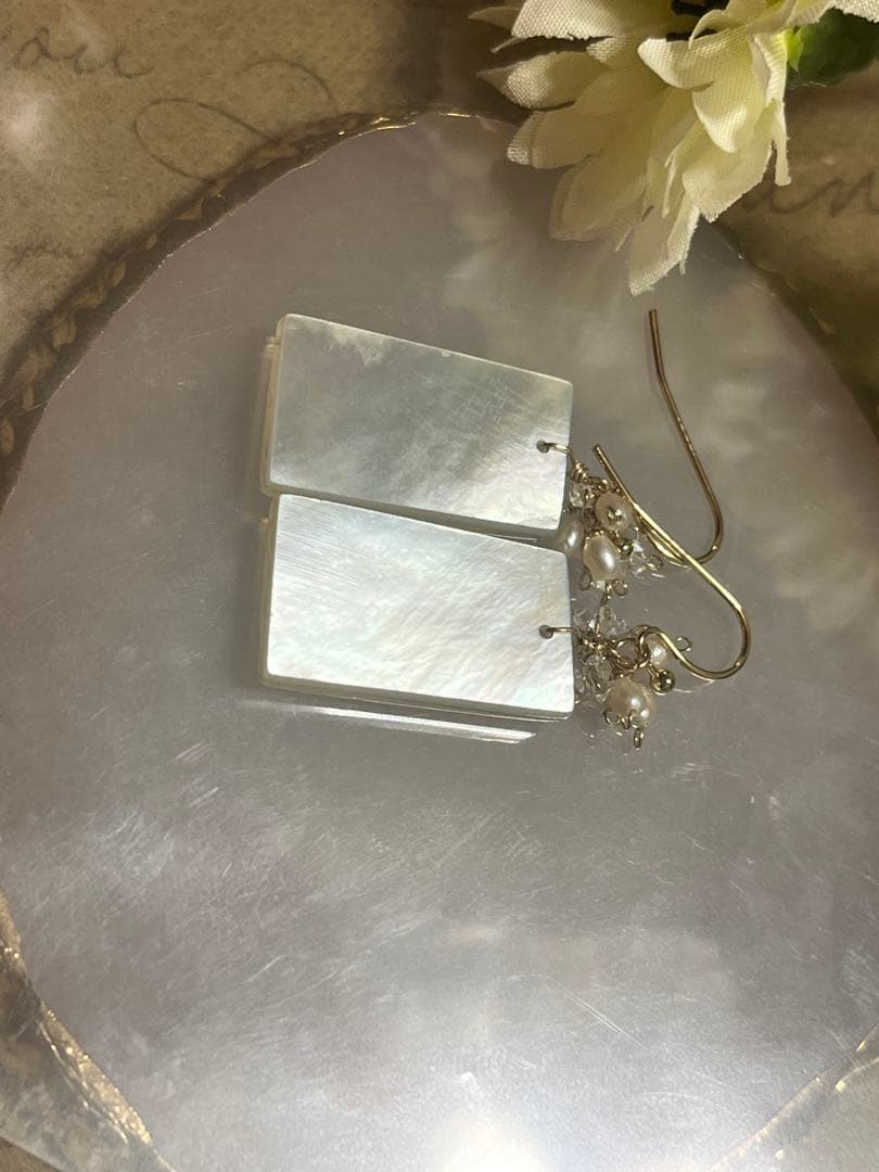 ホワイトマザオパ×水晶タブレット変形レクタングルカービングピアス