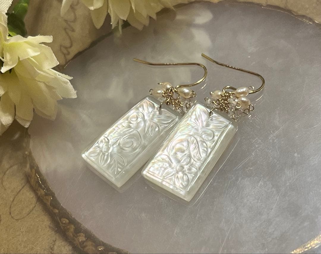 ホワイトマザオパ×水晶タブレット変形レクタングルカービングピアス