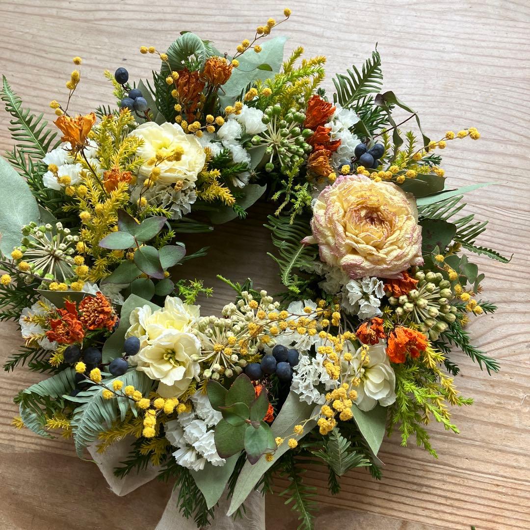 ミモザとラナンキュラスのリース　ストック　ミランドールミモザ　春　ユーカリ