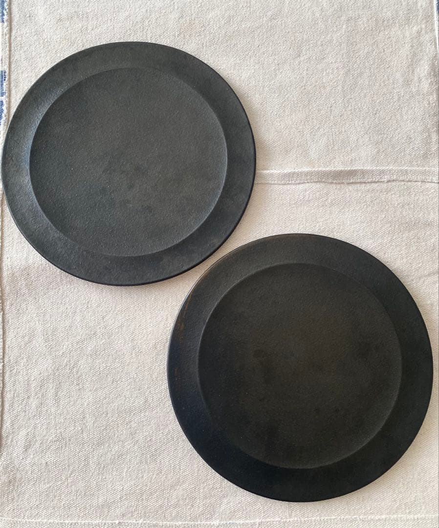 黒木泰等プレート2枚　作家お皿　作家器　ブラック食器