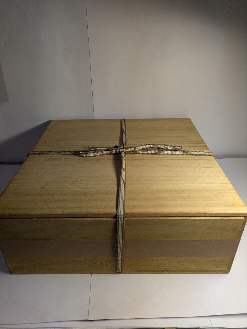 【真　作】沖縄壺屋焼、金城次郎、『魚文大皿』、飾り皿、銘「次」有、陶歴、共箱