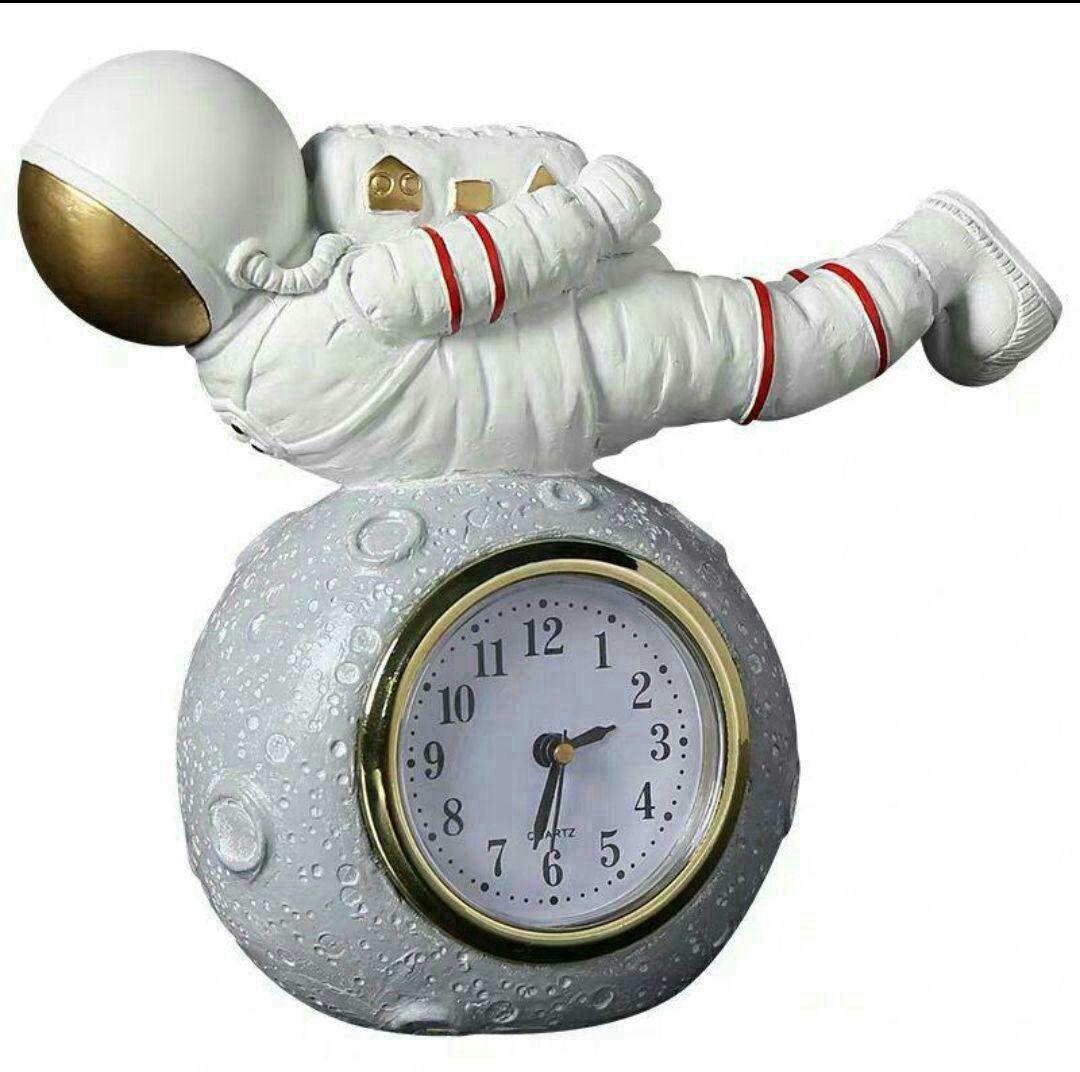 宇宙飛行士のアイデアの子供の部屋の本棚の机の上の宇宙飛行士の時計の小さい振り4