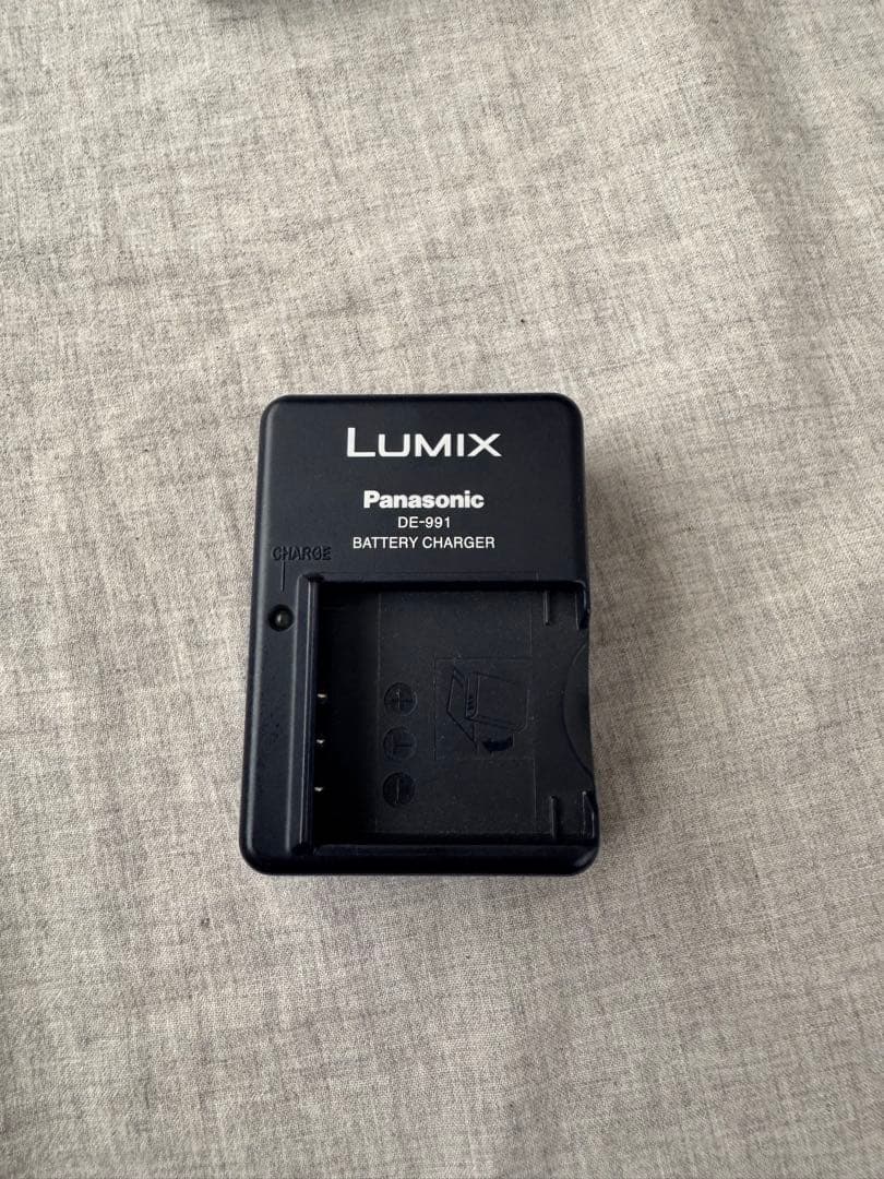 デジタルカメラ　LUMIX DMC-FX7-S シルバー　充電器　ケーブル付き