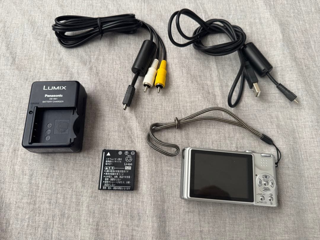 デジタルカメラ　LUMIX DMC-FX7-S シルバー　充電器　ケーブル付き