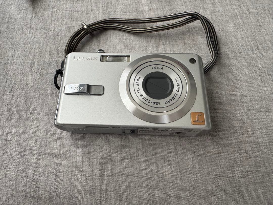 デジタルカメラ　LUMIX DMC-FX7-S シルバー　充電器　ケーブル付き
