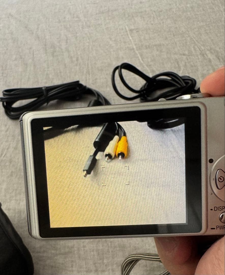 デジタルカメラ　LUMIX DMC-FX7-S シルバー　充電器　ケーブル付き