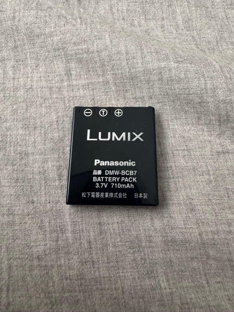 デジタルカメラ　LUMIX DMC-FX7-S シルバー　充電器　ケーブル付き