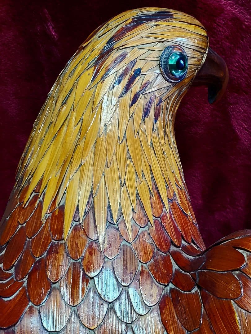 【超絶技巧】骨格や筋肉までも見事に再現『竹根に佇む竹製のオジロワシ』高さ50cm