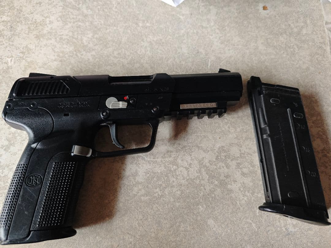 東京マルイ FN5-7 予備マグ付き