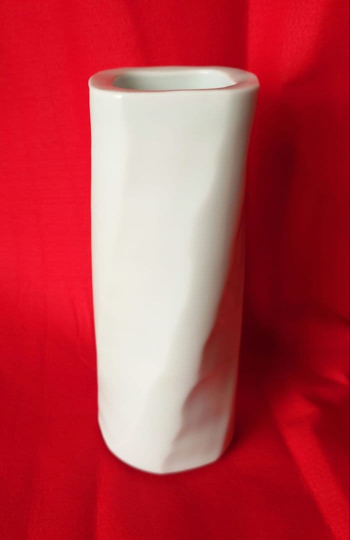 井上萬二　作　白磁　花瓶　落款