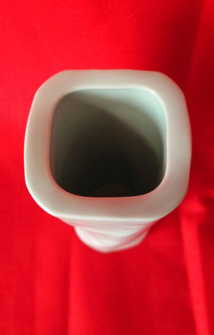 井上萬二　作　白磁　花瓶　落款