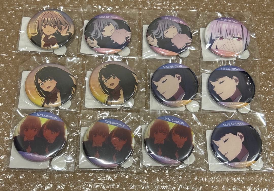 グリッドマンユニバース　等身大タペストリー　dmmスクラッチ　推しくじ　缶バッジ