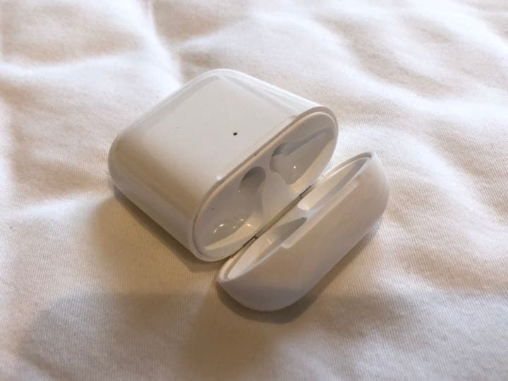 Apple AirPods充電ケース（ワイヤレス充電可能）※ケースのみ