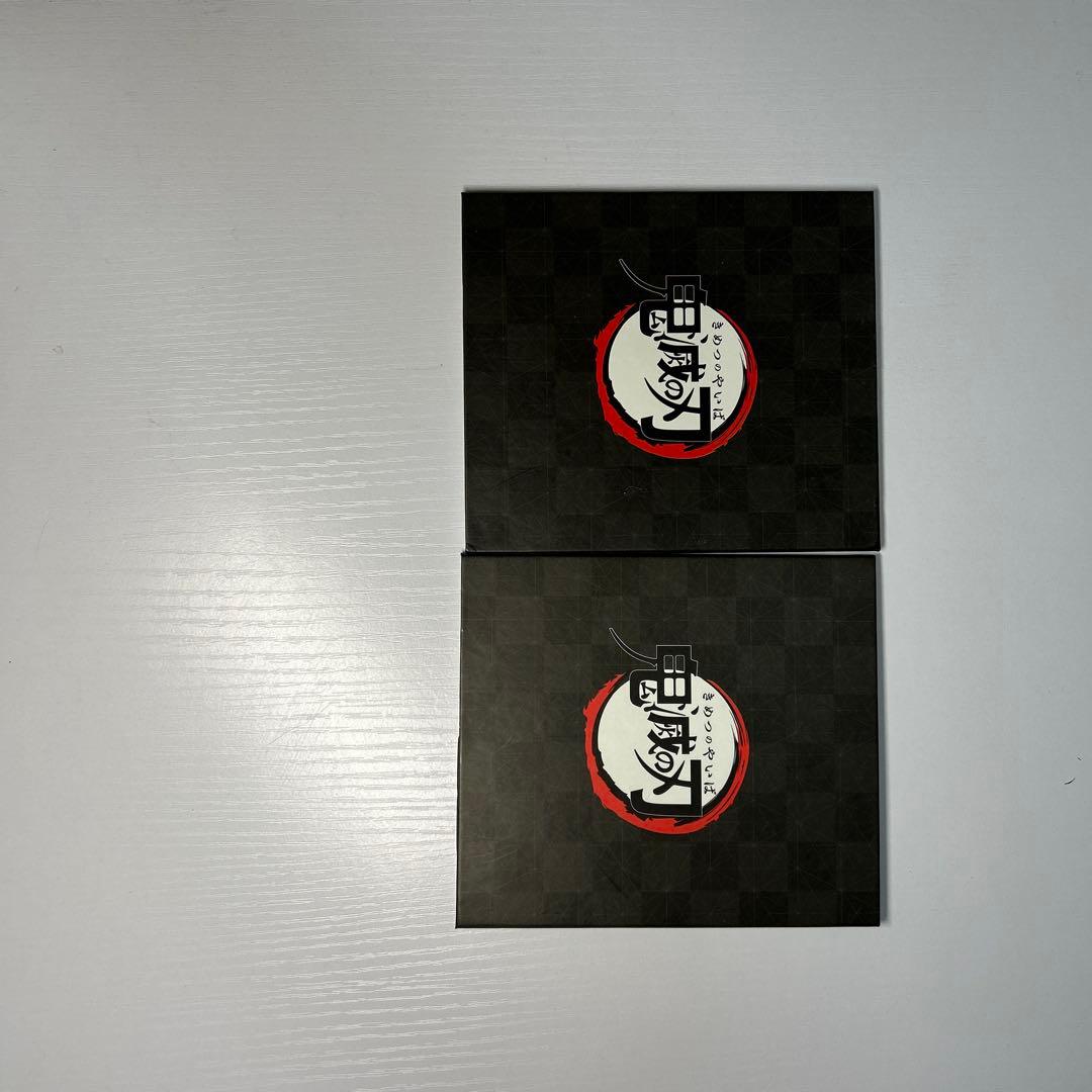 鬼滅グッズ シール二種、ファイル、ティッシュ、フィギュア、バッジ、屏風(？)