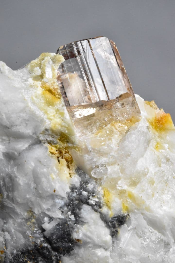 パキスタン カトラン産 母岩付きピンクトパーズ