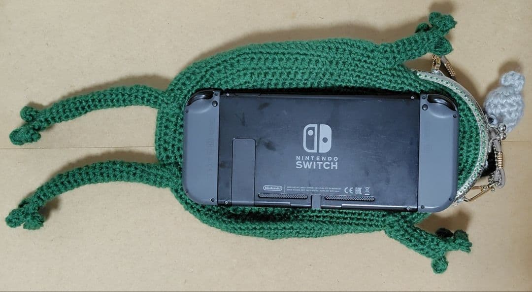 ビッグな土偶の抱きぐるみ・カエルのがま口ショルダーポーチ