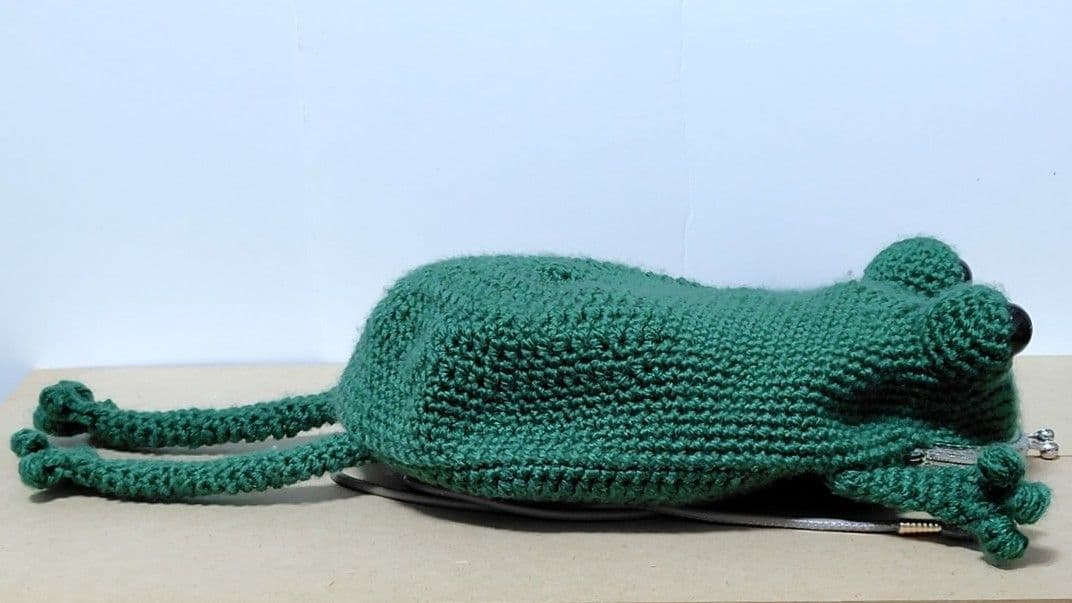 ビッグな土偶の抱きぐるみ・カエルのがま口ショルダーポーチ