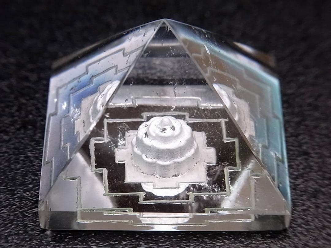 ネパール ガネッシュヒマール産 ヒマラヤ水晶製 ピラミッドシュリヤントラ ＃9
