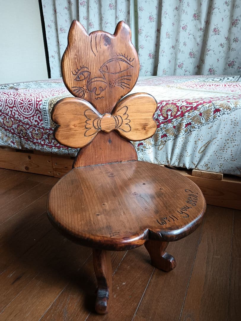 小さな猫型　木製チェア リボン付き