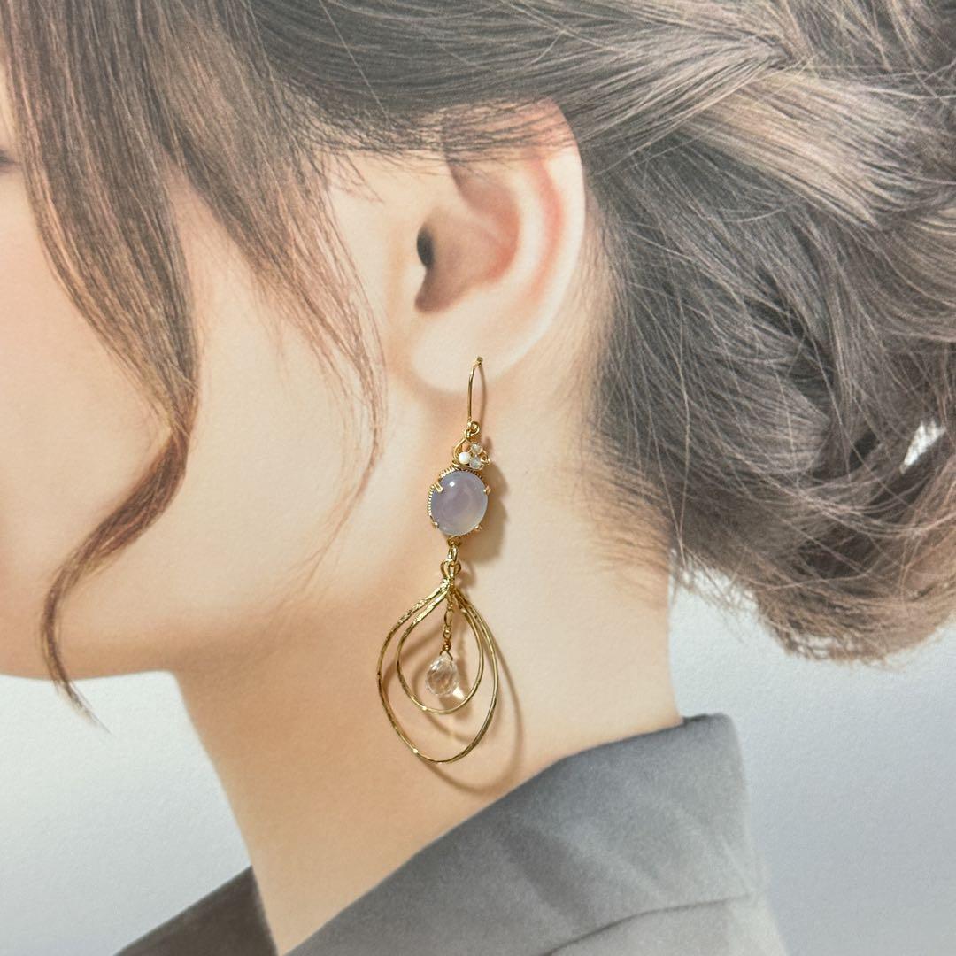 艶やかな水の滴のようなブルーカルセドニーのピアス