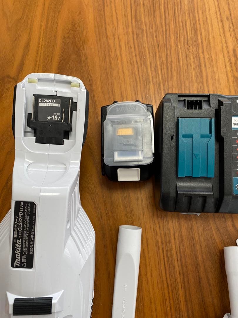 マキタ　充電式クリーナー　CL282FD 中古超美品　充電器セット