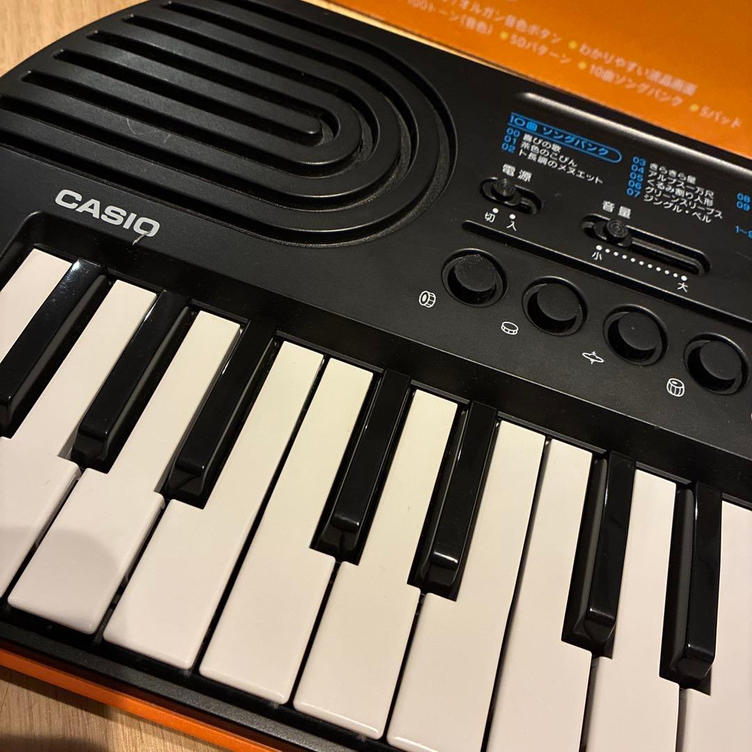 CASIO SA-76 ミニキーボード. ACアダプター付き