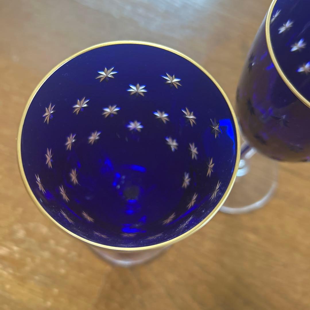 青いクリスタルガラス製の星型装飾のグラス、金縁付き。