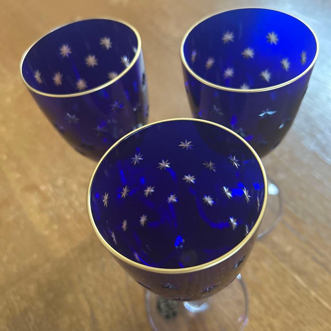 青いクリスタルガラス製の星型装飾のグラス、金縁付き。