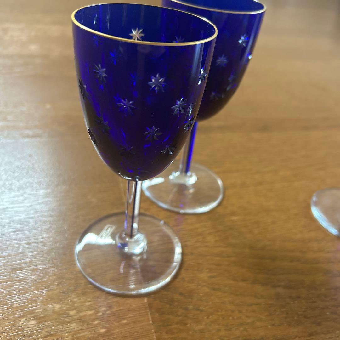 青いクリスタルガラス製の星型装飾のグラス、金縁付き。