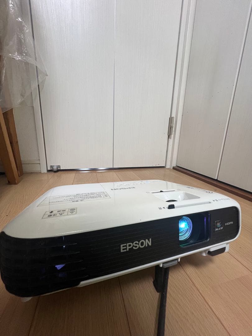 【美品】EPSON EB-S04 プロジェクター本体 ランプ寿命◎使用時間短！！