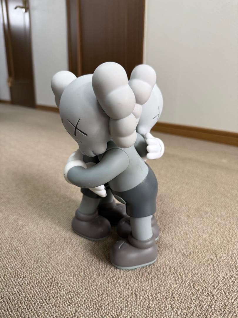 グレーのKAWSみたいなキャラクターフィギュア3体セット 傷や汚れあります。