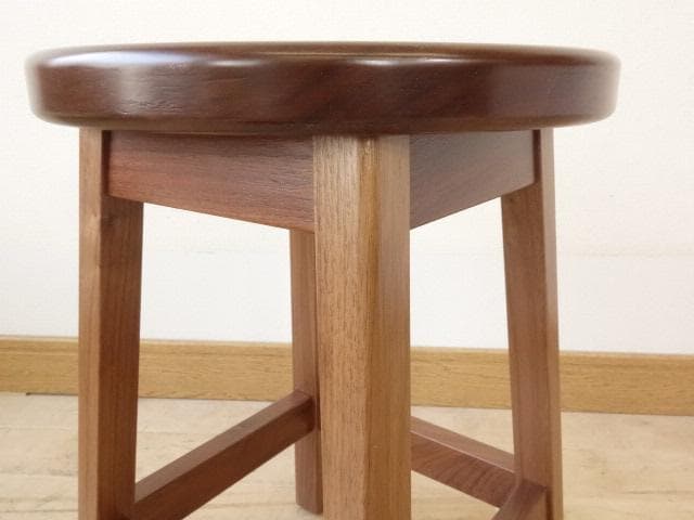 北海道手作り家具　ウォールナット材　スツールA　座面一枚板