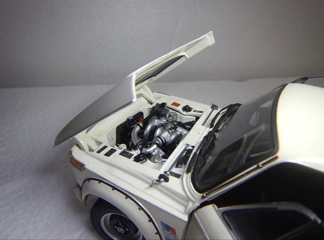 KYOSHO 1/18  2002turbo （White)絶版稀少モデル