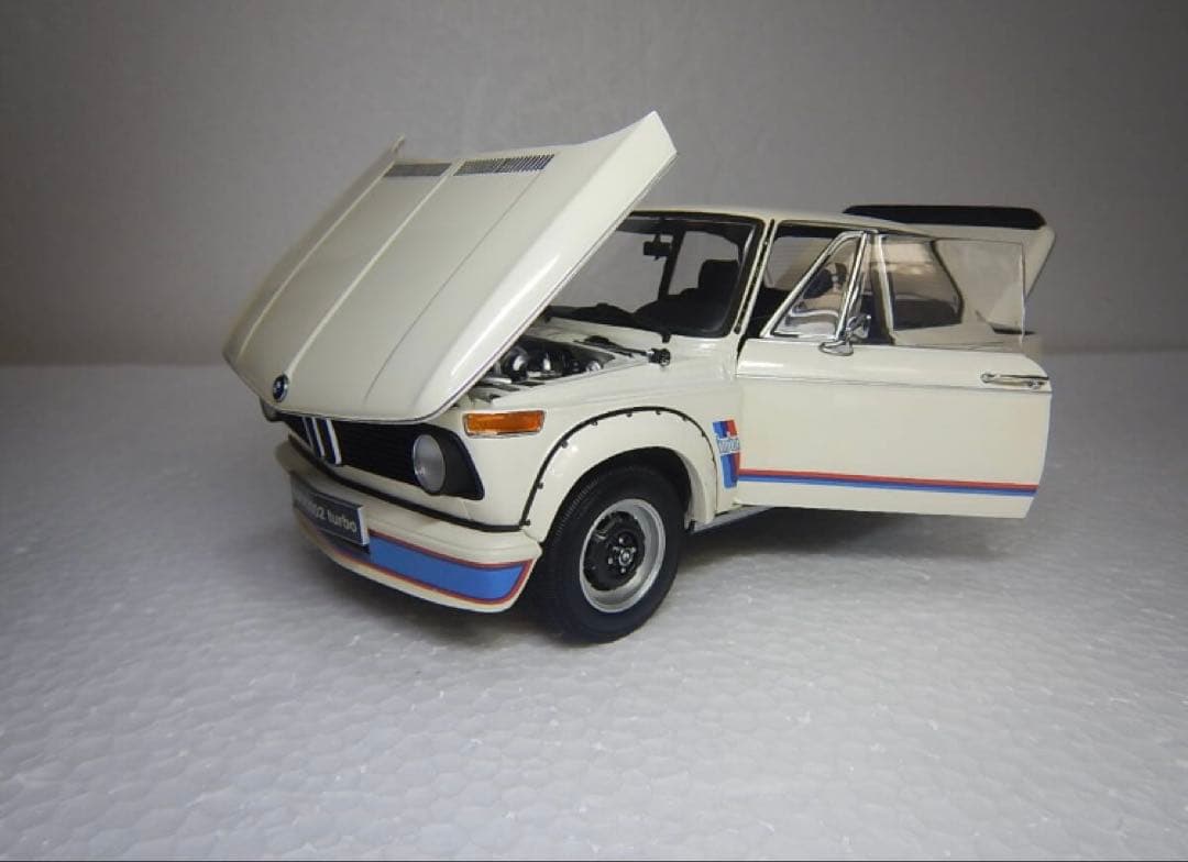 KYOSHO 1/18  2002turbo （White)絶版稀少モデル