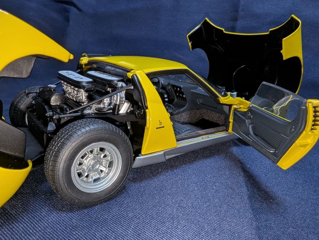 オートアート1/18ランボルギーニミウラSVイエロー