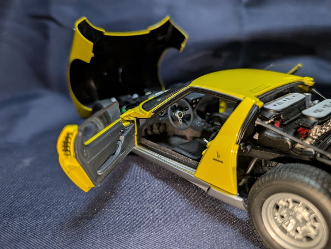 オートアート1/18ランボルギーニミウラSVイエロー